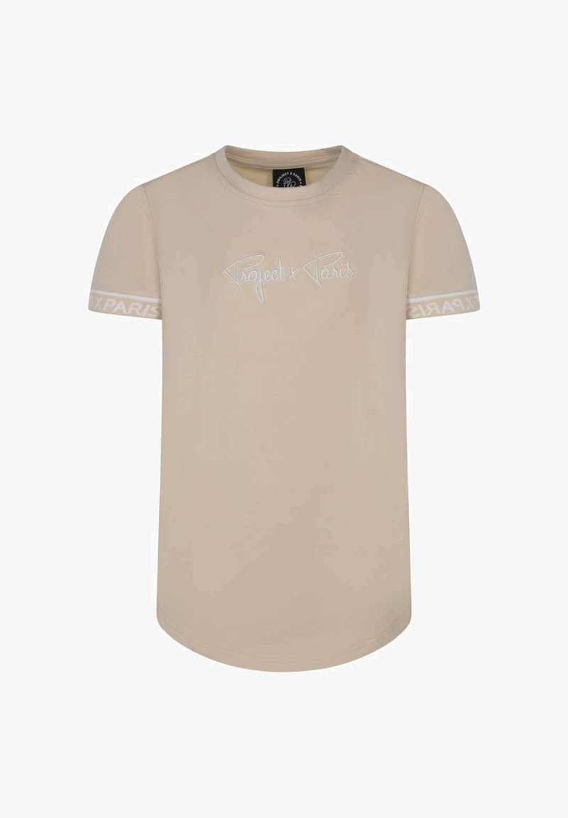 T-shirt beige à manches courtes, avec un texte brodé blanc "Project x Paris" sur le devant et des accents rayés blancs sur les manches.