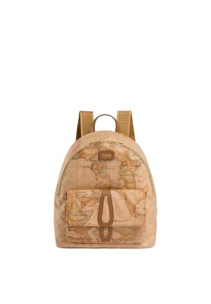 Zaino con dettagli in pelle marrone con stampa di una mappa mondiale vintage, tasca frontale e spallacci beige con testo impresso.