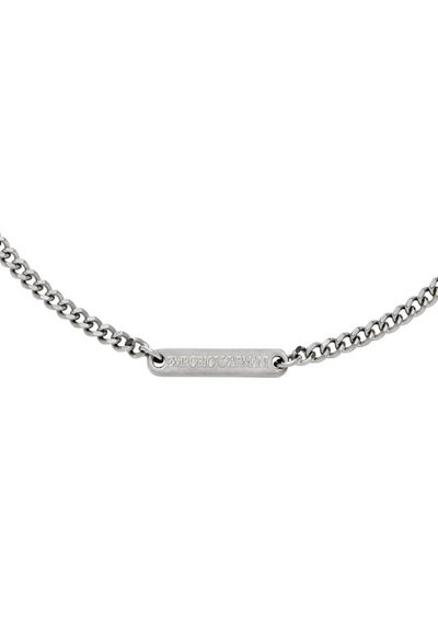 Pulseira de corrente de prata com uma etiqueta retangular gravada com "Emporio Armani", apresentando um acabamento polido e um design de corrente entrelaçada.