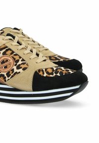 Leopardenmuster-Sneaker aus beigem Wildleder mit schwarzen Akzenten. Verfügt über eine Gummisohle mit weißen und schwarzen Streifen. Texturierte Ferseneinsätze und Schnürverschluss.