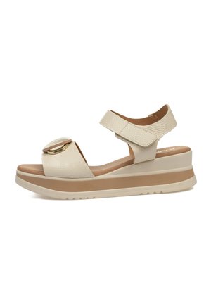 Sandalia de cuero beige con un acabado texturizado, correas ajustables y un acento dorado en la parte superior. Suela de plataforma gruesa con una capa marrón claro.