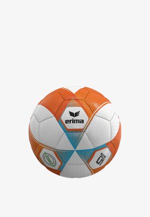 Ballon de football Erima taille 5 blanc, orange et bleu avec surface texturée et logo de la marque centré sur un fond uni.