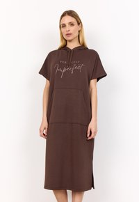 Brun hoodad klänning i mjukt tyg, med en ficka fram, korta ärmar och texten "Perfectly Imperfect" tryckt i ljus färg.