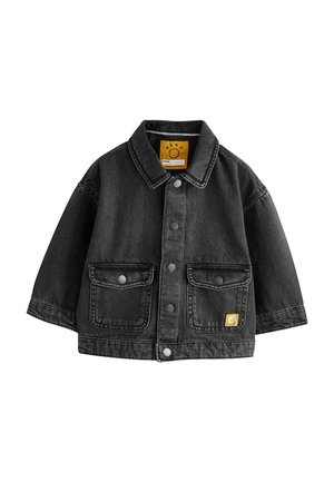 Zwarte denimjas met een kraag, twee voorkruiden, metalen knoopsluiting en een geel label met een smiley gezicht.