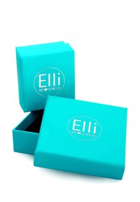 Tyrkysová darčeková škatuľa s matným povrchom, na ktorej je v bielej farbe logo "Elli WE ♥ JEWELS". Škatulka je trochu otvorená, odhaľujúc čierny interiér.