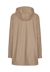 Chaqueta impermeable beige con capucha, mangas largas y broches en los puños. Textura suave, diseño minimalista y sin marcas visibles.