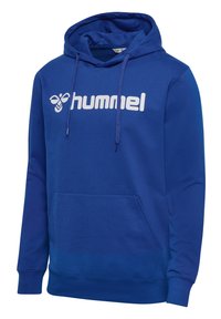 Blå hoodie i bomull. Har en framficka, långa ärmar och huva med snörning. Vit "hummel" logotyp tryckt på bröstet.