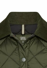 Gequilted olijfgroene jas met corduroy kraag, drukknoopsluiting en een "camel active" label binnenin de kraag, maat 38.