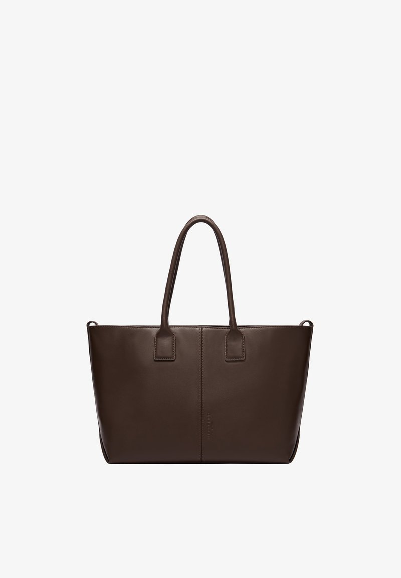 Brązowa torba typu tote ze skóry z dwoma uchwytami, prostokątnym kształtem, gładką fakturą i minimalistycznym designem. Na przedniej stronie znajduje się subtelne logo marki.