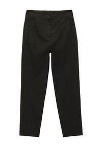 Pantalones negros ajustados hechos de tela suave. Presentan bolsillos frontales y pliegues verticales, con una cintura de altura media y un corte entallado.