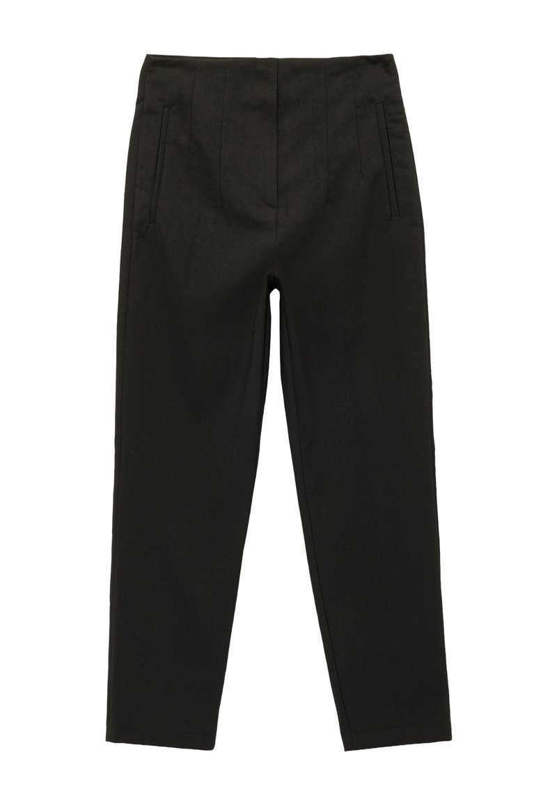 Pantalones negros ajustados hechos de tela suave. Presentan bolsillos frontales y pliegues verticales, con una cintura de altura media y un corte entallado.
