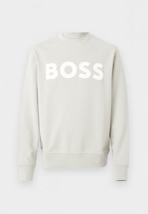 Lysegrå crewneck-sweatshirt med lange ærmer og "BOSS" trykt med store hvide bogstaver på tværs af brystet.
