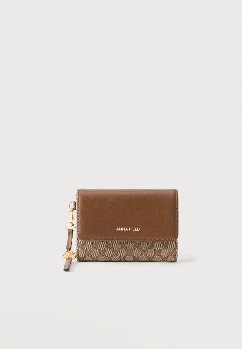 Portefeuille en cuir marron et tissu à motifs avec logo Anna Field doré et bracelet de poignet attaché avec un charme doré.
