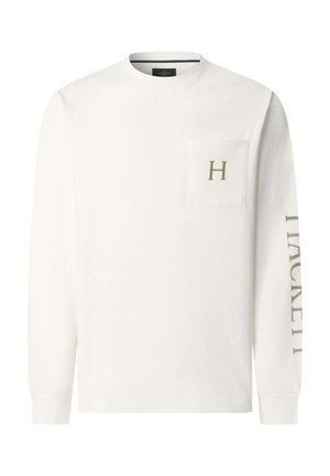 Camiseta blanca de manga larga con cuello redondo, bolsillo en el pecho con el logotipo "H" y "HACKETT" impreso verticalmente en la manga derecha.