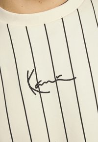 Karl Kani UNISEX SMALL SIGNATURE PINSTRIPE CREW - Camisola - cream