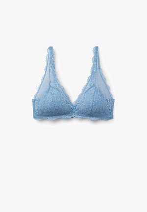 Jasnoniebieska koronkowa braletka z trójkątnymi miseczkami, falistymi krawędziami i regulowanymi ramiączkami na białym tle.