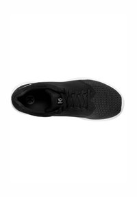 Chaussure de sport noire avec un dessus texturé, un design en mesh et une semelle blanche. Les lacets passent à travers six œillets pour un ajustement sécurisé.