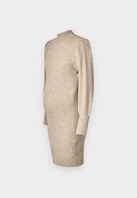 Strikket gravidedress i lys beige, med høy hals, ribbet tekstur, lange ermer og en tettsittende silhuett med sideslisser.