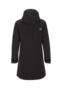 Musta pitkä vedenpitävä takki hupulla, säädettävät rannetakit ja pieni valkoinen logo yläselän oikealla puolella.