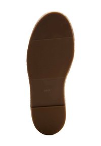 Semelle d'une chaussure en caoutchouc brun, présentant des nervures horizontales pour l'adhérence, avec un bout arrondi et un bord lisse. Marquée "MNG."