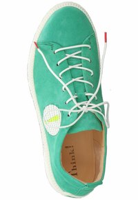 Grüner Wildledersneaker mit weißen Schnürsenkeln, runder weißer Akzent mit gelber Linie und einer strukturierten weißen Gummisohle.