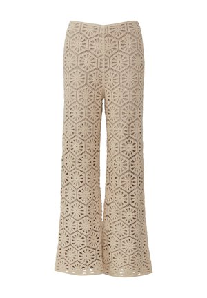 Pantaloni in crochet beige con un motivo geometrico esagonale, design a gamba svasata e un tessuto aperto con dettagli a taglio.