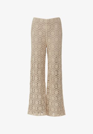 Gehaakte broek in beige met een geometrisch hexagonaal patroon, flared pijpenontwerp en open textuur met uitsnijdingen.