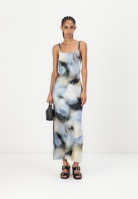 Rochie maxi fără mâneci, cu un model în acuarelă în nuanțe de albastru, negru și bej. Materialul are o textură netedă, având un detaliu cu fante pe lateral.