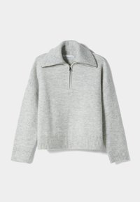 Suéter de punto gris claro con cuello acanalado, cremallera de cuarto y dobladillo acanalado. Presenta un ajuste relajado y una textura suave.