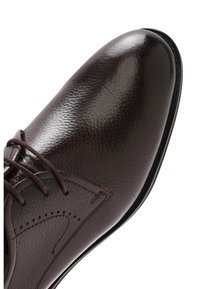 Donkerbruine leren nette schoen met veters, glad afgeronde neus en een getextureerde bovenkant.