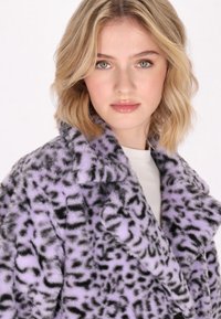 Abrigo de piel sintética en lavanda con estampado de leopardo negro, con un cuello de chal y una textura suave, diseñado para brindar calor y comodidad.
