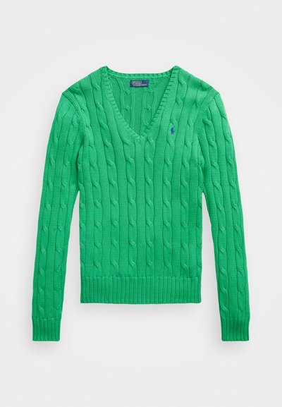 Pull en tricot vert avec un col en V, présentant un motif en cable et des poignets et un ourlet côtelés. Petit logo en accent sur la poitrine.