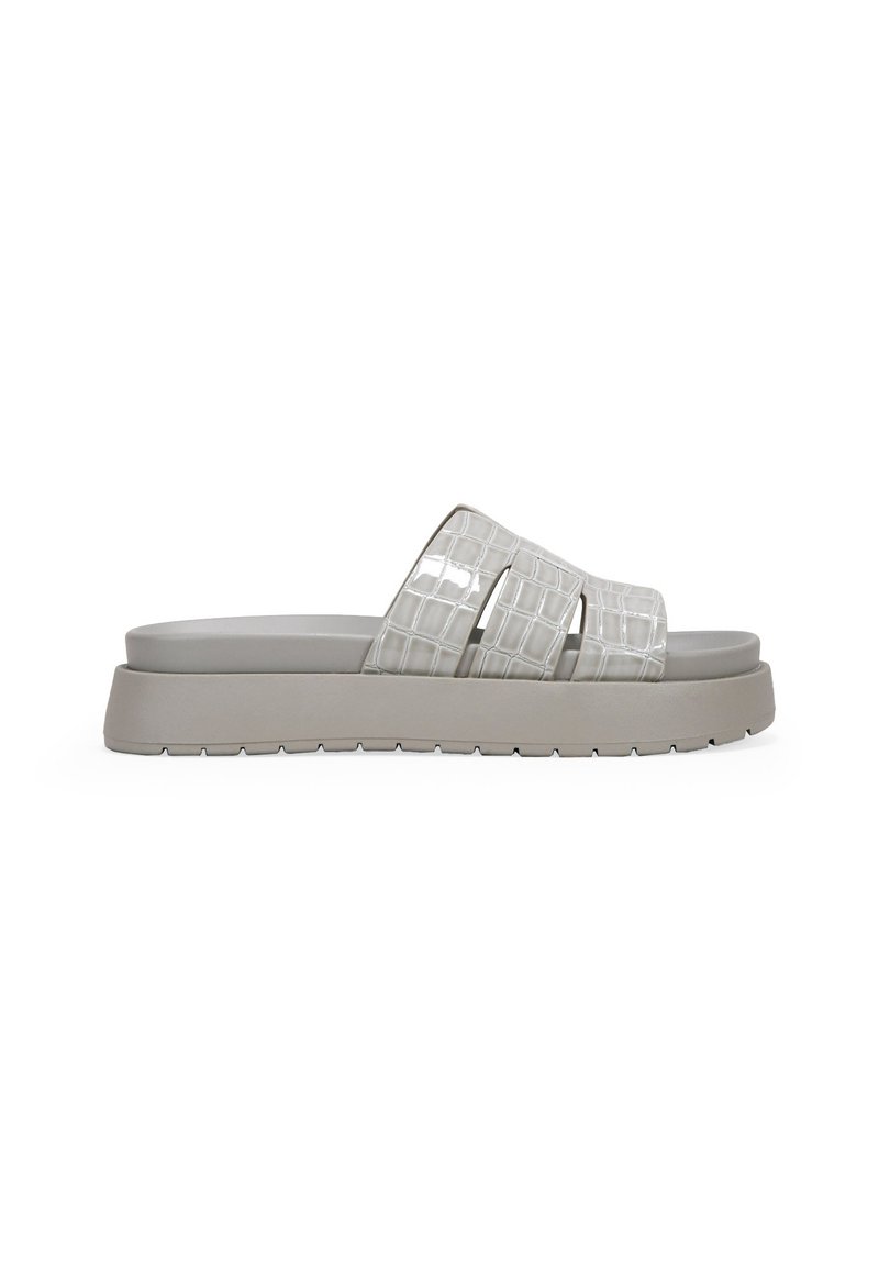 Chanclas cruzadas con una parte superior texturizada de color gris claro, que presenta un patrón similar al de un croc, y una suela gruesa de color gris.