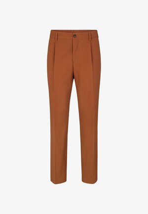 Pantaloni color ruggine con vestibilità sartoriale, dotati di pieghe frontali, chiusura con un solo bottone e una texture liscia. Nessuna tasca visibile.