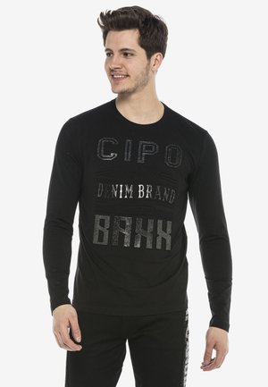 Schwarzes Langarm-T-Shirt mit strukturiertem, reflektierendem Schriftzug: "CIPO", "DENIM BRAND" und "BAKK" in verschiedenen Stilen. Baumwollstoff.