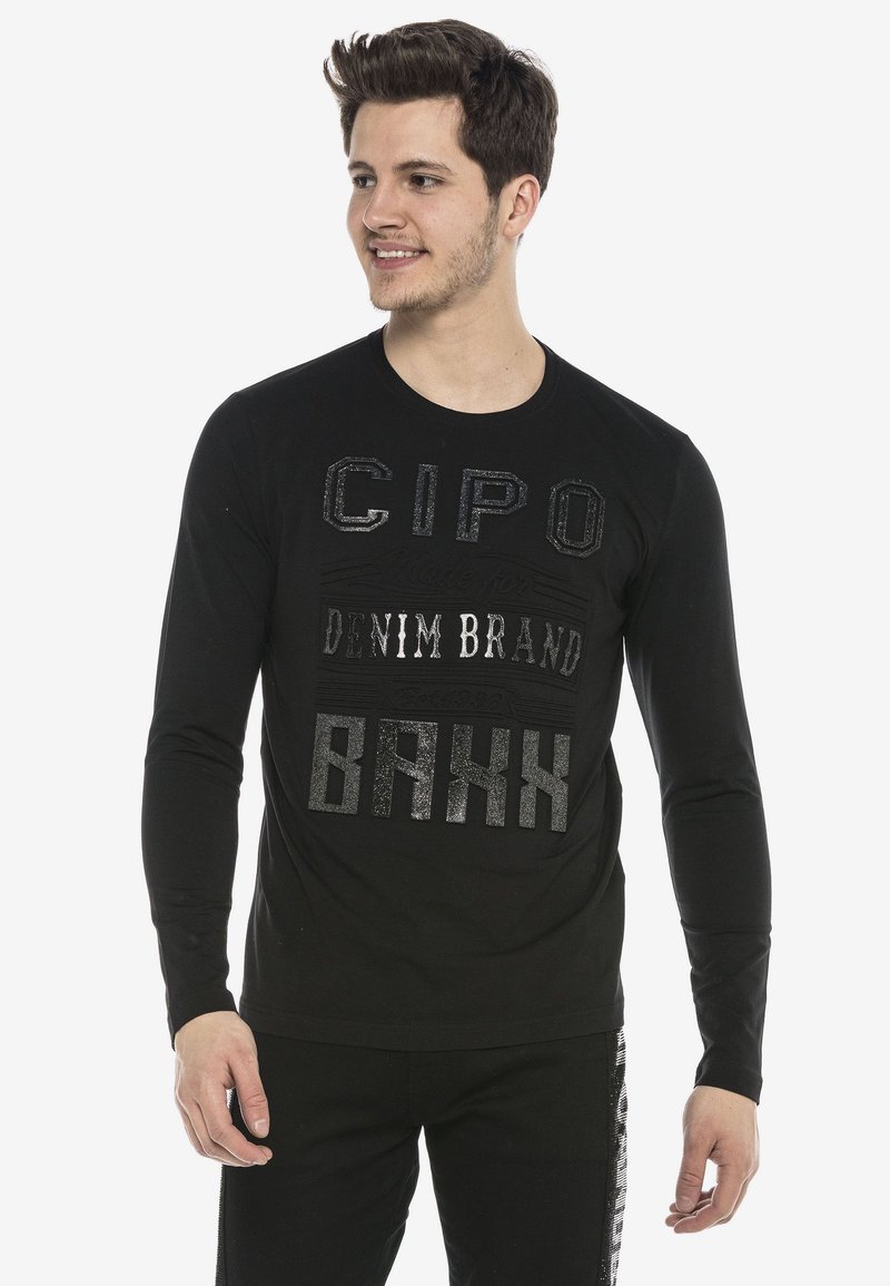 Schwarzes Langarm-T-Shirt mit strukturiertem, reflektierendem Schriftzug: "CIPO", "DENIM BRAND" und "BAKK" in verschiedenen Stilen. Baumwollstoff.