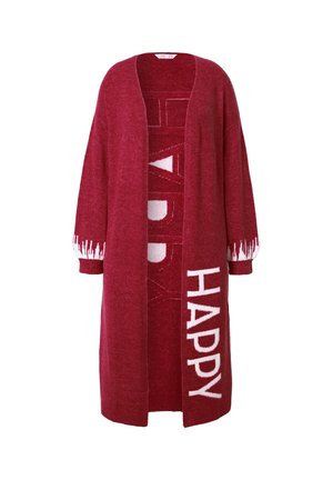 Gilet en tricot rouge à l'avant ouvert, affichant le mot "HAPPY" en blanc. Les manches texturées ont un motif d'accent blanc au niveau des poignets.