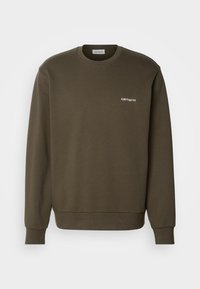 Sudadera de un verde oliva oscuro, hecha de algodón, con mangas largas, cuello redondo acanalado y un pequeño logo blanco en el pecho.