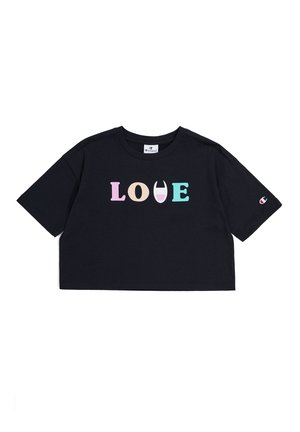 Camiseta negra recortada con "LOVE" impreso en colores pastel, con la "V" estilizada como el logo de Champion en un diseño rosa y blanco.