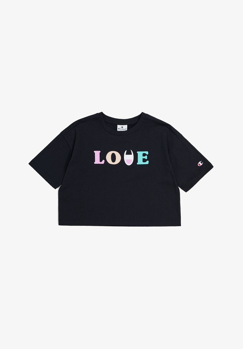 T-shirt court noir avec "LOVE" imprimé en couleurs pastel, le "V" stylisé en logo Champion avec un design rose et blanc.
