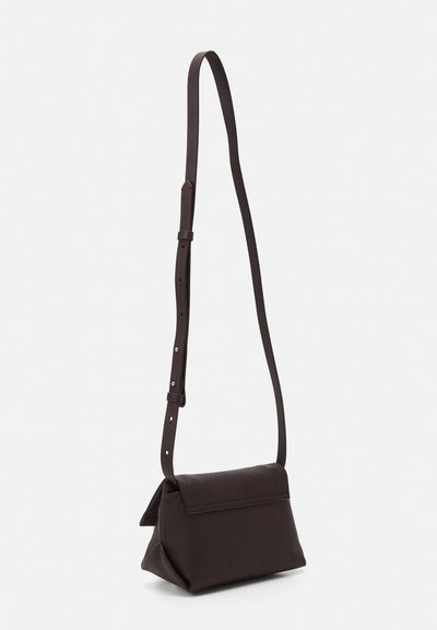 Καφέ δερμάτινη τσάντα κροσμπόντι με υφή, δομημένο σχήμα και μακρύ ρυθμιζόμενο λουρί. Διέπεται από κλείσιμο με πτυσσόμενο καπάκι.