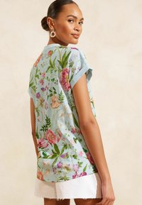 Love & Roses V NECK SHORTS SLEEVE REGULAR FIT - Apdrukāts T-krekls - blue