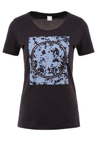 Camiseta negra de manga corta en algodón suave con un diseño gráfico abstracto azul que presenta motivos circulares y texto en acentos blancos.