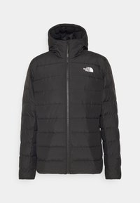 Mustat pehmustetut takit, joissa on vetoketju edessä ja huppu. Varusteena on tikkikuvio ja valkoinen logo vasemmassa yläkulmassa. Pehmeä materiaali.