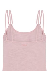 Lyserød ærmeløs top med tynde dobbelte skulderstropper og lille "protest" logo centreret under halsudskæringen.