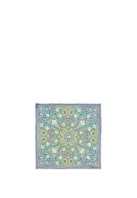 Vierkante sjaal met een paisleypatroon in groen, blauw en geel, met franjes aan de randen en een zachte textuur.
