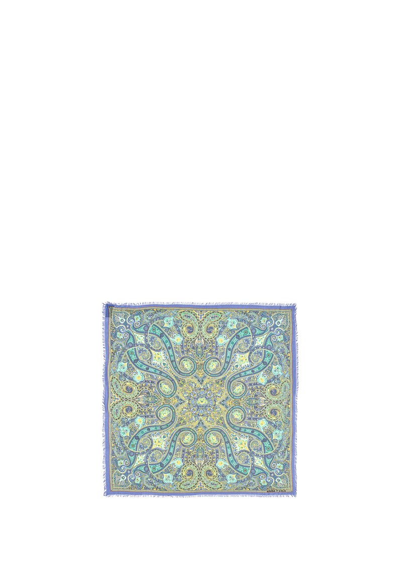 Vierkante sjaal met een paisleypatroon in groen, blauw en geel, met franjes aan de randen en een zachte textuur.