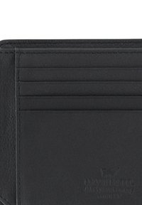 Portacarte in pelle nera con sei scomparti per carte, logo impresso e texture liscia e resistente. Design minimalista senza motivi aggiuntivi.