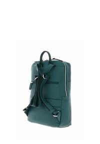Sac à dos en cuir vert avec une finition texturée, doté d'une poignée supérieure, de bretelles réglables et d'un compartiment zippé pour un rangement sécurisé.