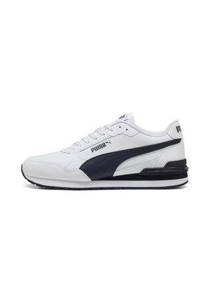 Hvid Puma sneakers med sort stribe og logo, snørelukning og polstret sål vist fra siden på en hvid baggrund.
